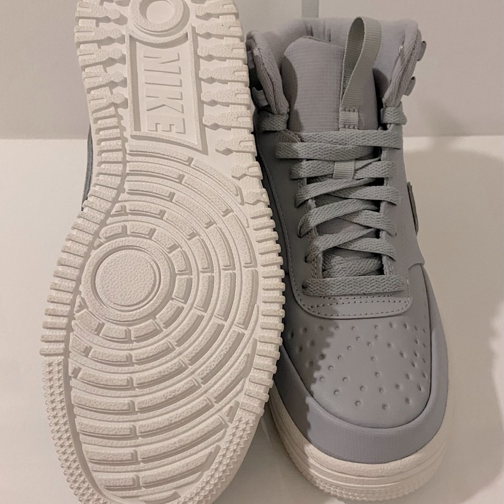 Nike Men’s High-Top Athletic Sneakers in Light Gray and White - Picture 6 of 6